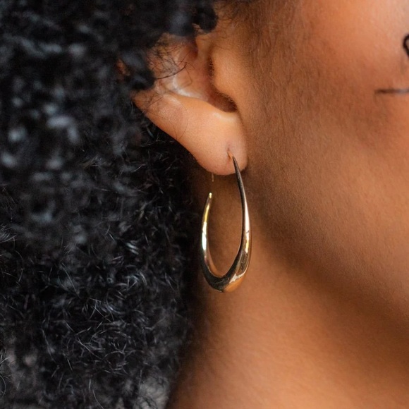 Waterproof fluid hoop earrings - Picture 2 of 3